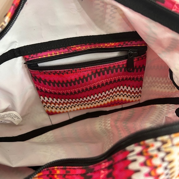 Like new YakPak duffle bag. Pink colorful zigzag design with black details - Picture 7 of 11